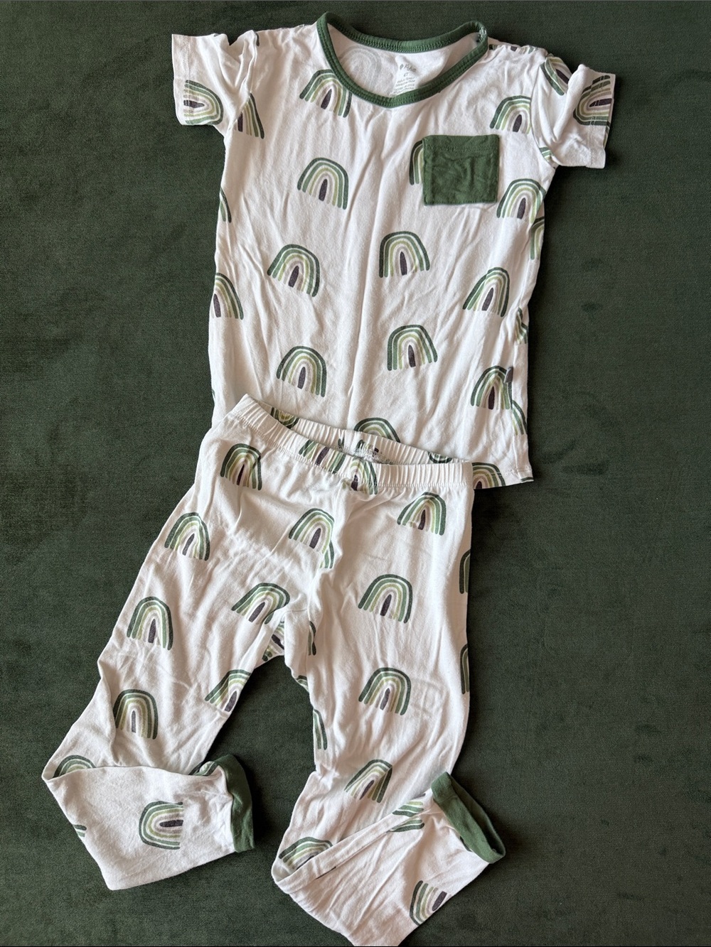 Kyte Baby White Kids Pajama Set with Green Rainbow Print size 4T